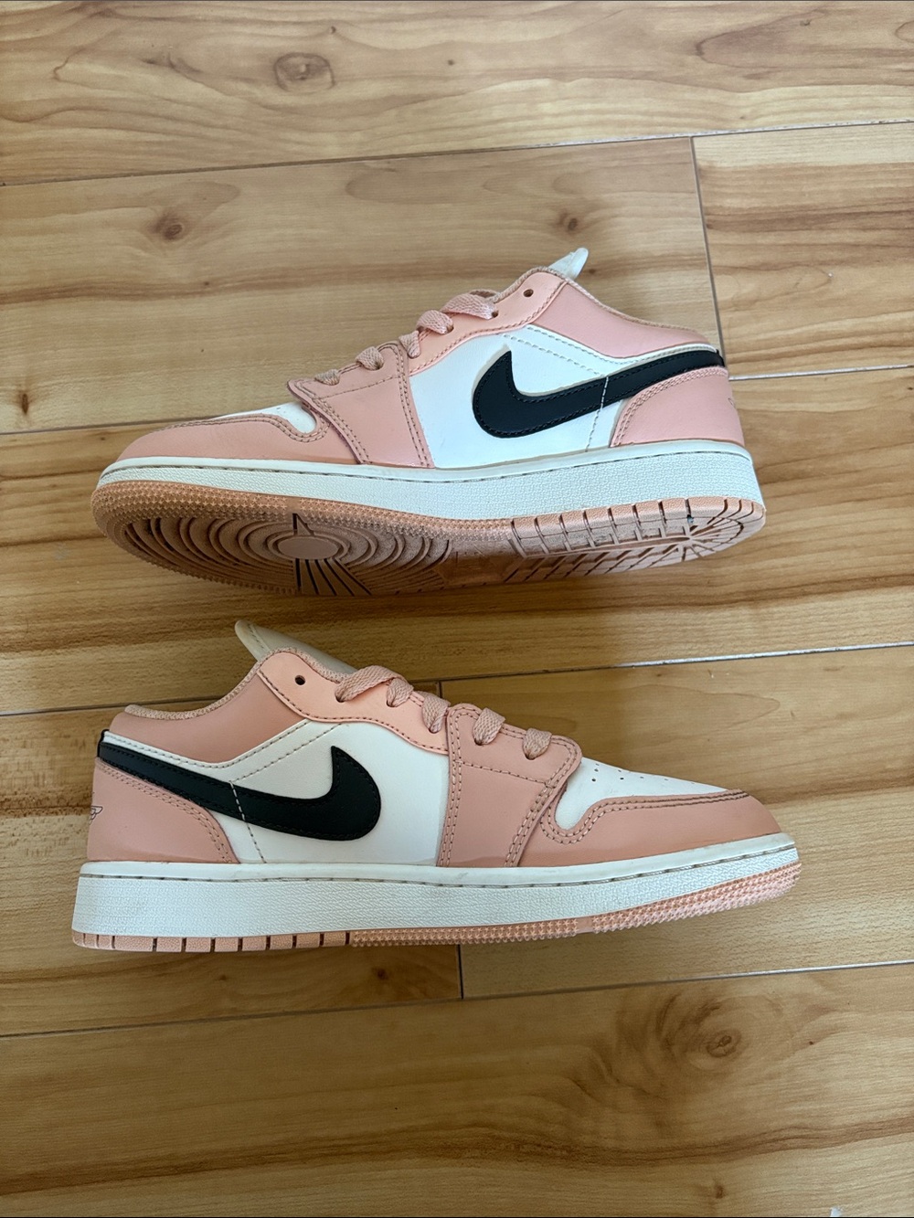 Nike womens Low-Top Sneakers in Peach, White & Black
